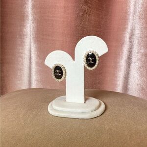 cc logo enamel round pearl oval frame gold post stud Earrings